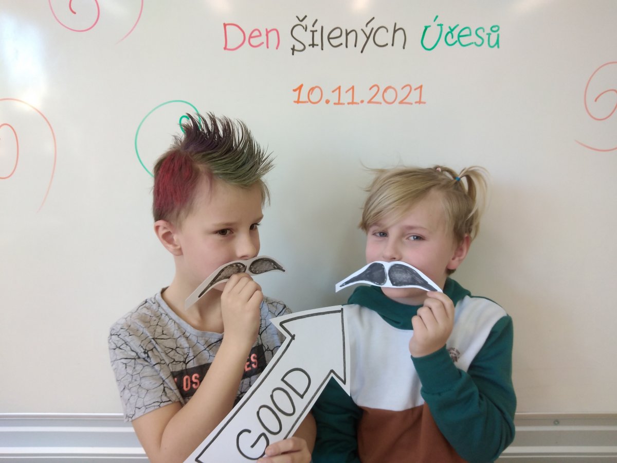 Den šílených účesů ve 2.D