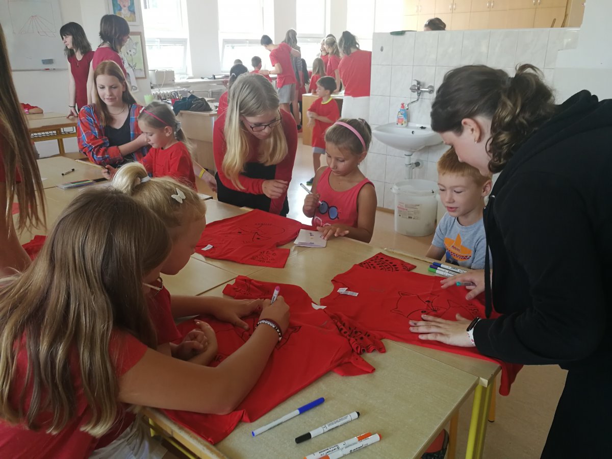 Učíme se navzájem - společný oběd a malování triček 1.D a 8.D