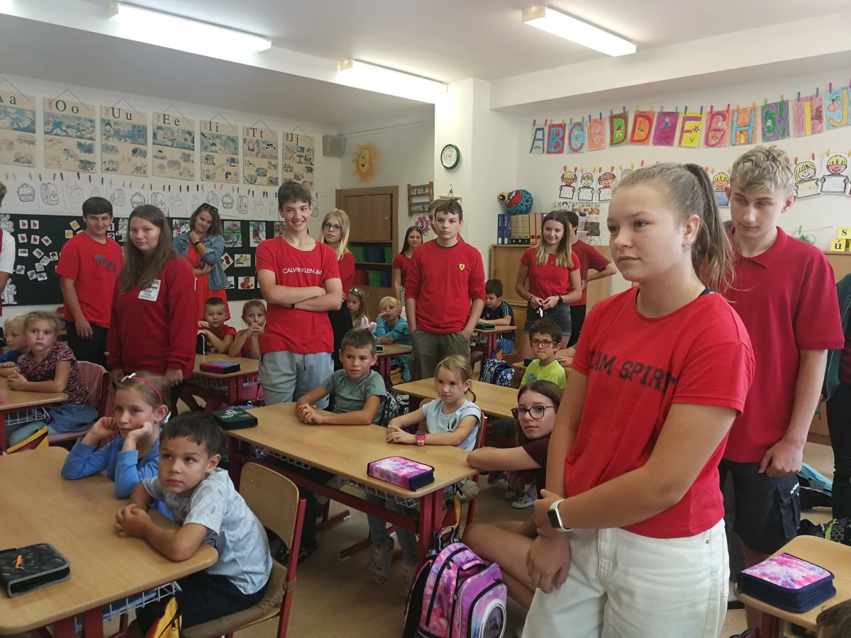 Učíme se navzájem - společný oběd a malování triček 1.D a 8.D