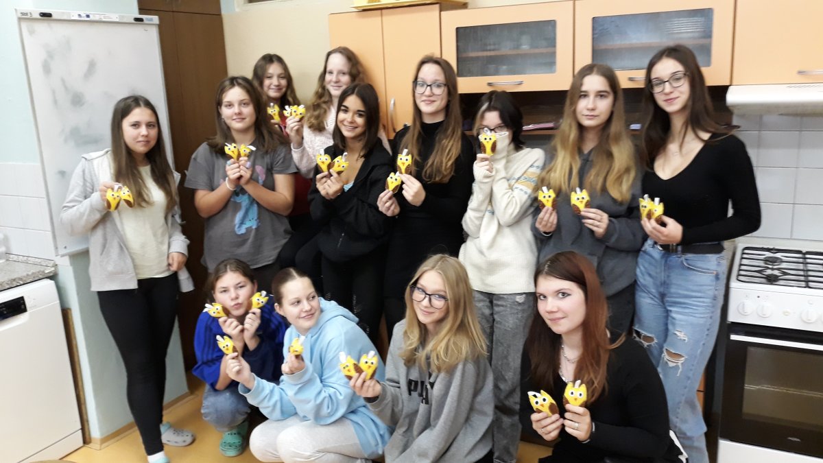 Výroba soviček pro žáčky z 1.C a předávání dárků od žákyň z 8.C