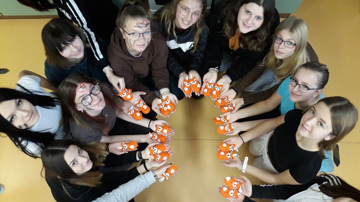 Výroba lišek pro žáčky z 1D od žákyň z 8D