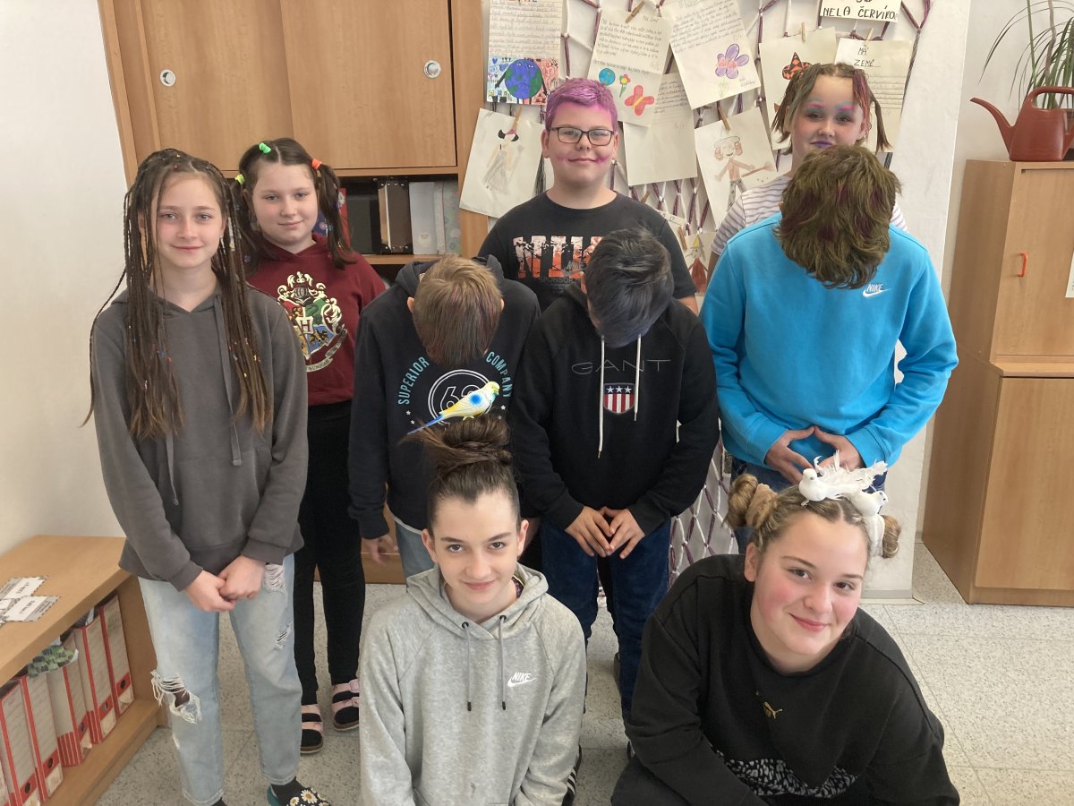 Den šílených účesů