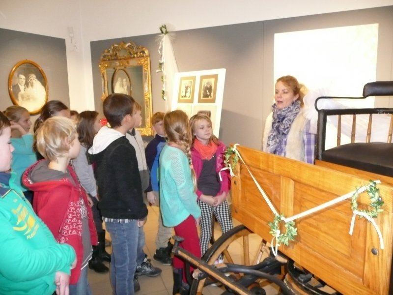 Příběhy svatebních šatů s malou lekcí etikety