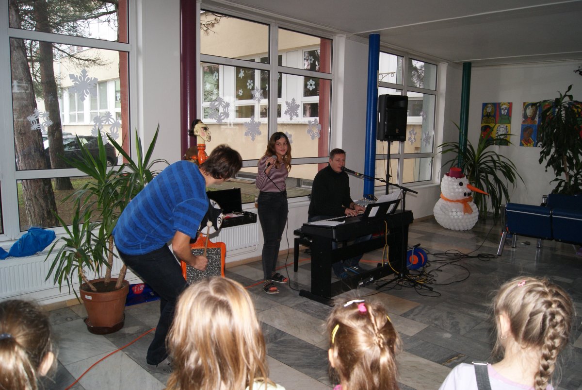 Vánoční koledy ve vestibulu