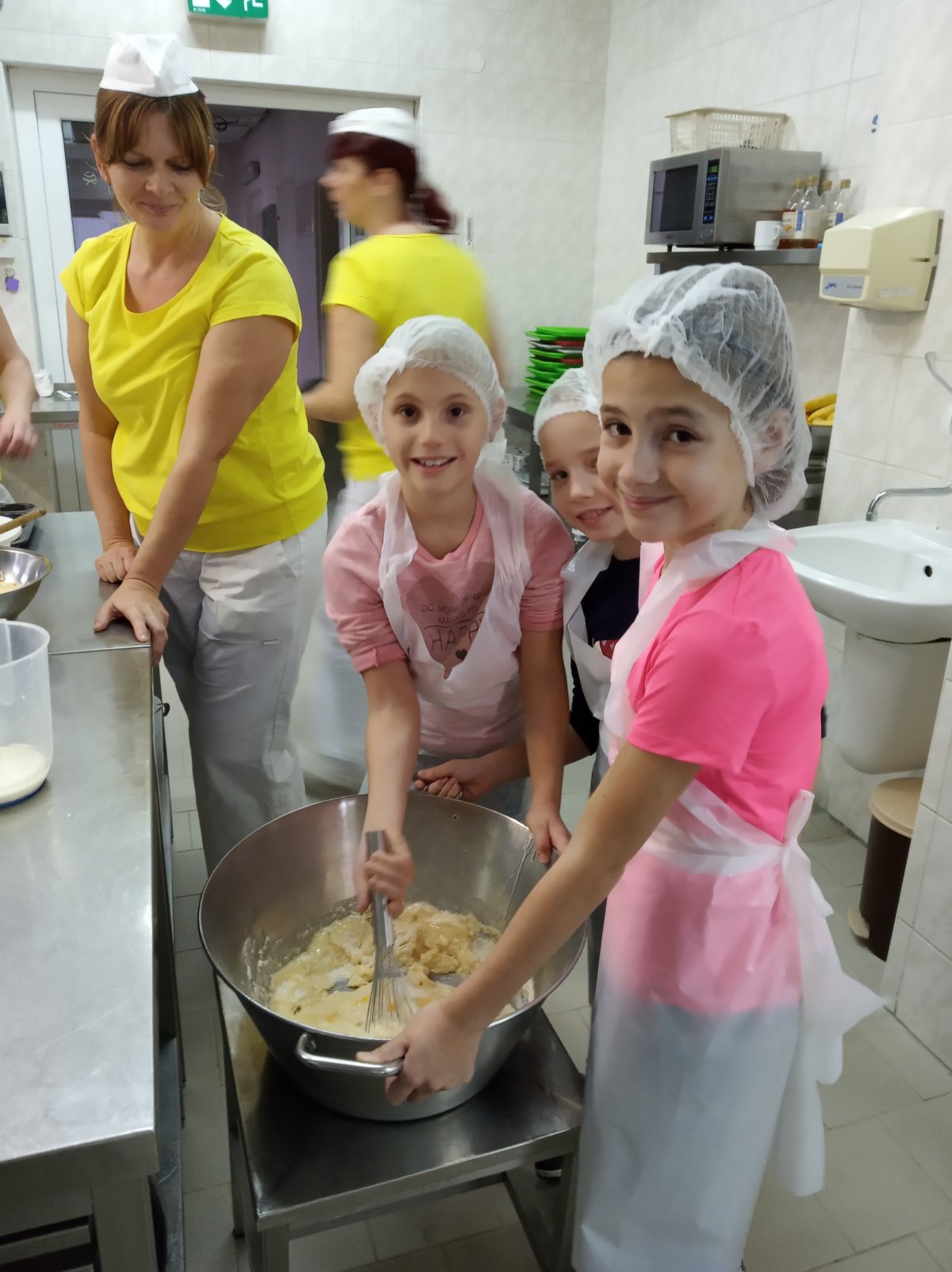 Společné pečení děvčat z Jídelního klubu a kuchařek ŠJ